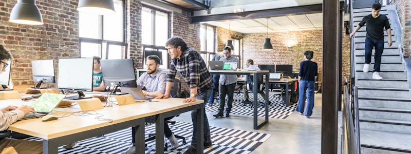 bevictor伟德官方网站运营团队合影，展现专业与合规形象